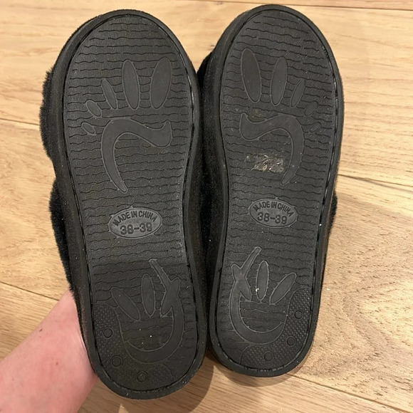 Black Fuzzy Slippers Size 8 - Picture 3 of 4